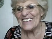 Oma holt ihre Titten raus - FoxPorns.Net