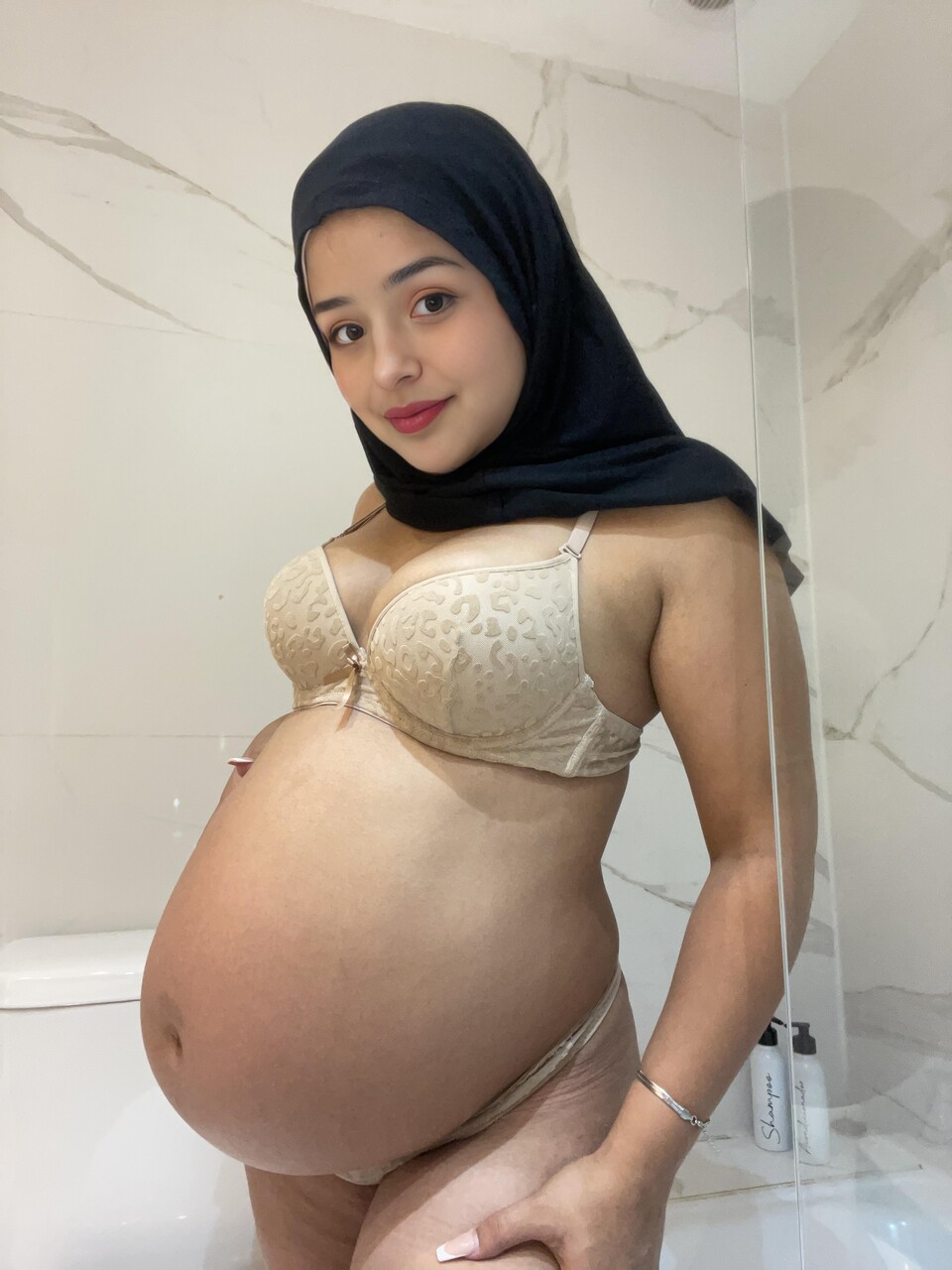 OnlyFans Pregnant Pari Nude Images