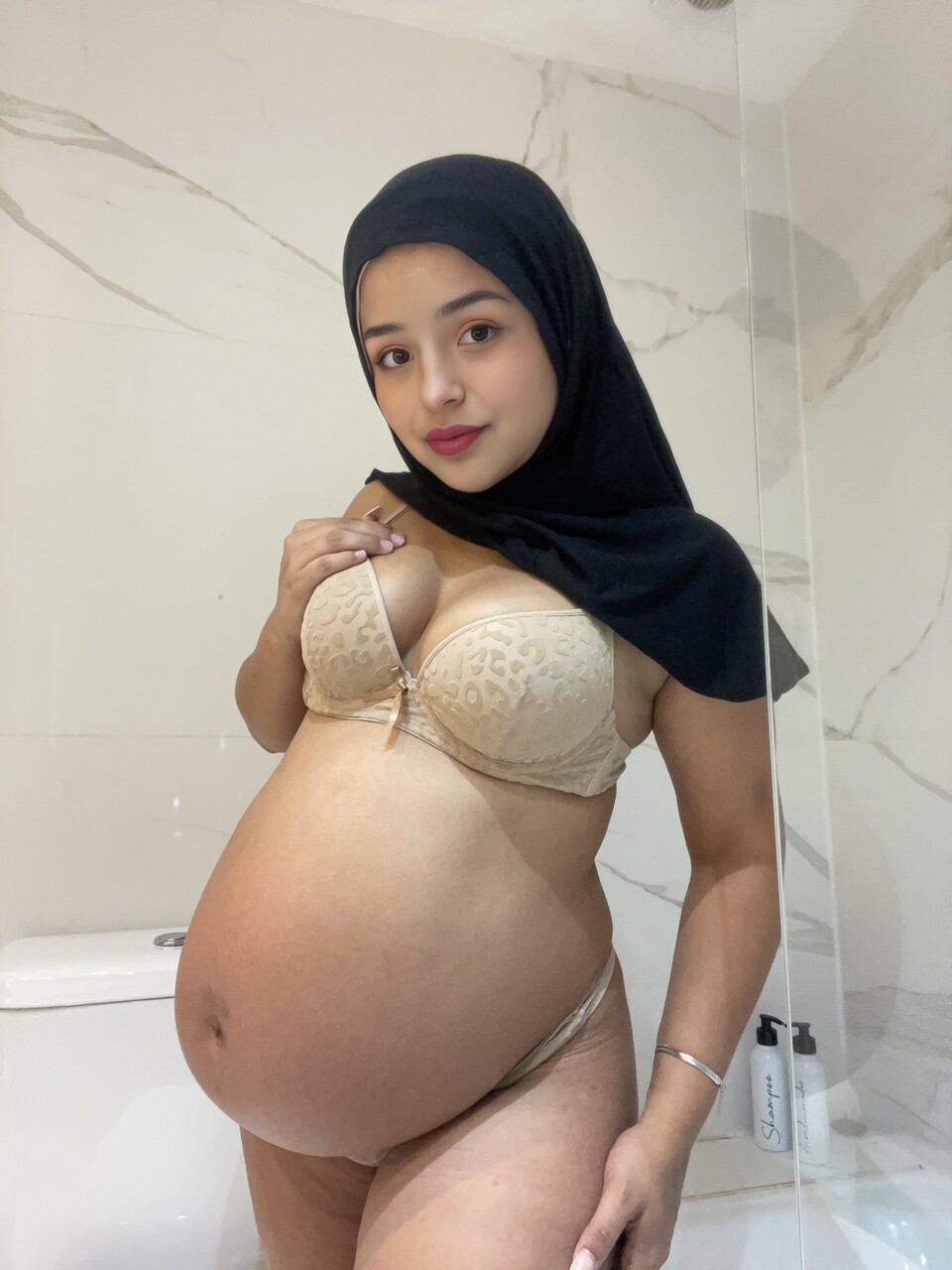 OnlyFans Pregnant Pari Nude Images