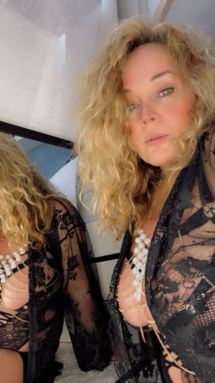 OnlyFans Dutch Curves In Heels Hot Gallery