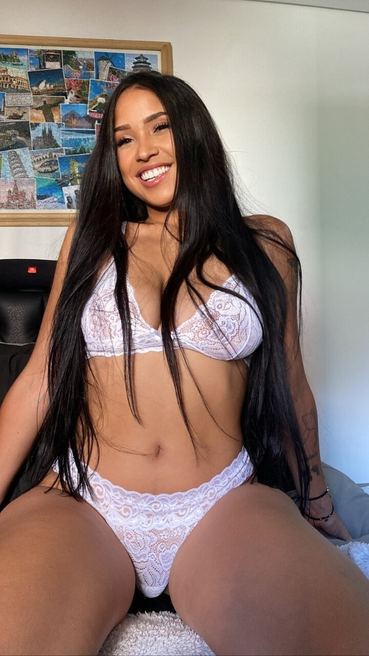 Sexy babe Sarah Lopez poses in lingerie in a compilation while taking selfies