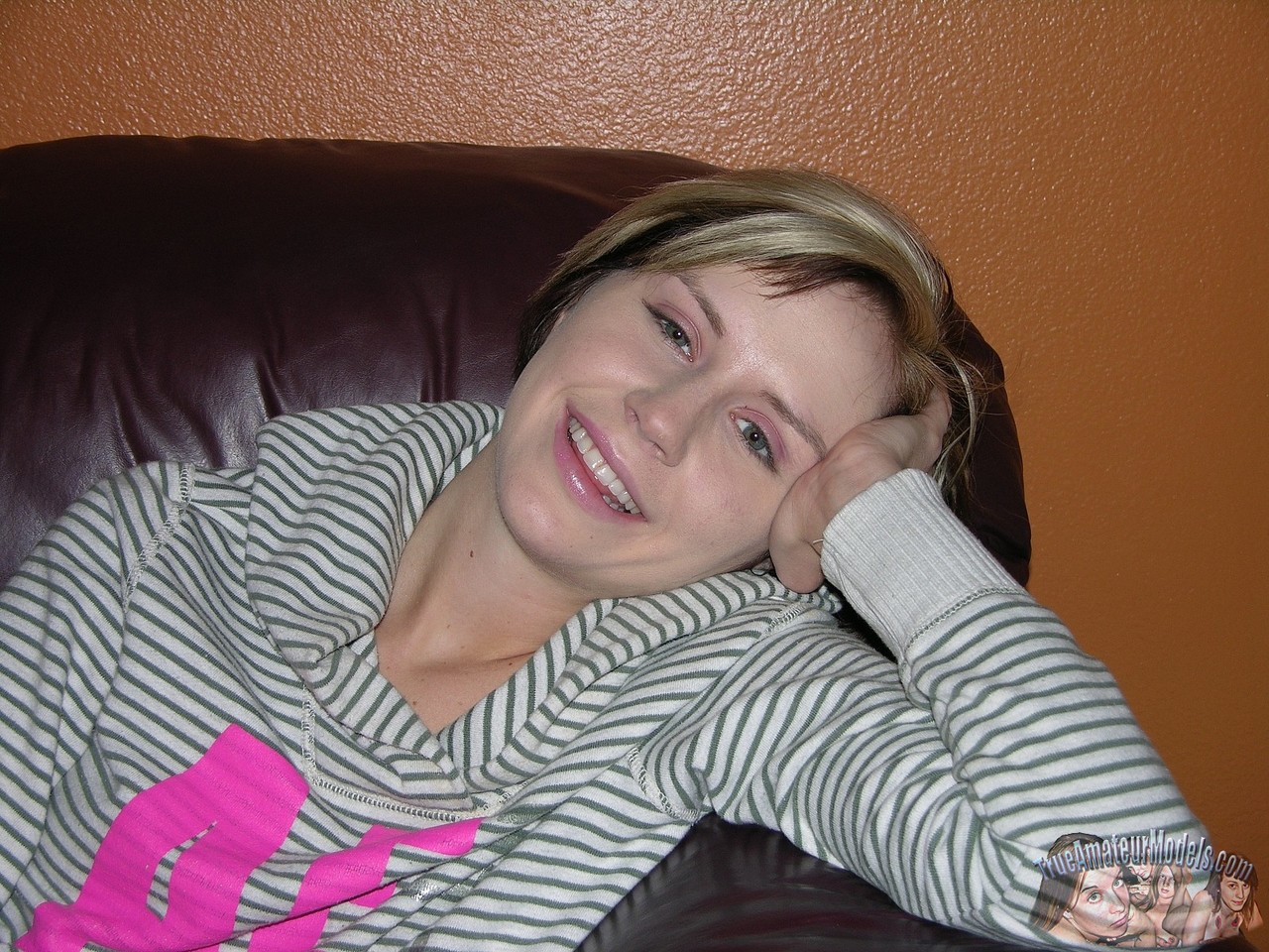 Amateur chick gets totally naked on a couch during a solo engagement