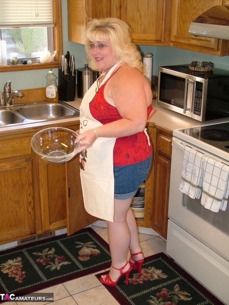 Blonde amateur Taffy Spanx gets naked in an apron while baking in the kitchen