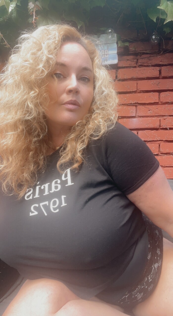 OnlyFans Dutch Curves In Heels Hot Images