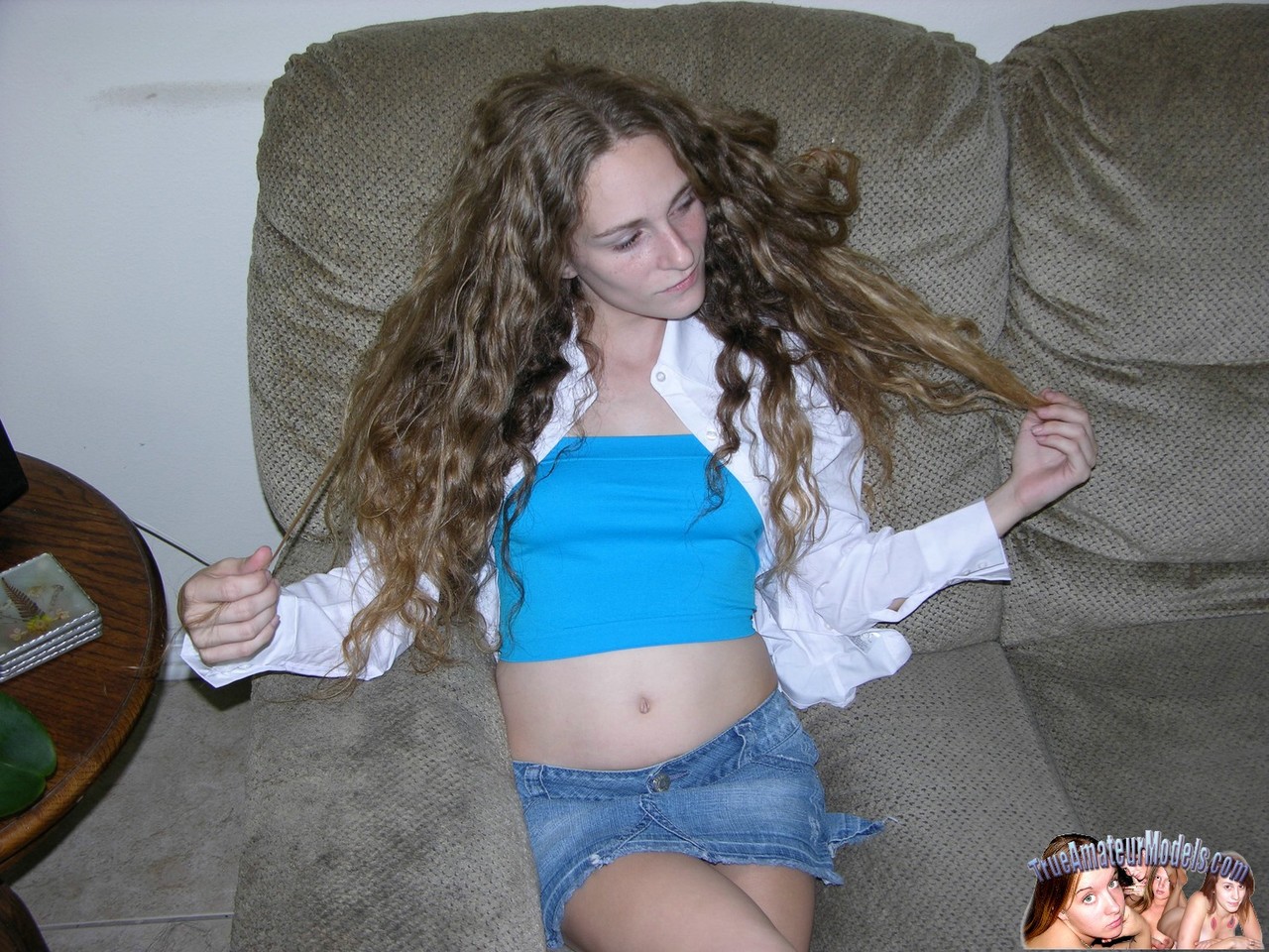 Amateur girl with wavy hair spreads her pink pussy before during solo play