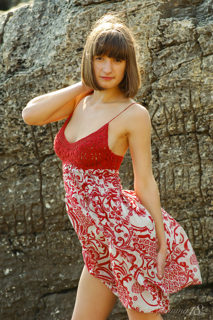 18-year-old girl Katherine C gets totally naked while at the ocean