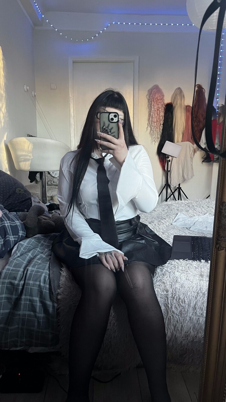 OnlyFans Kira Goth Girl Naked Photos