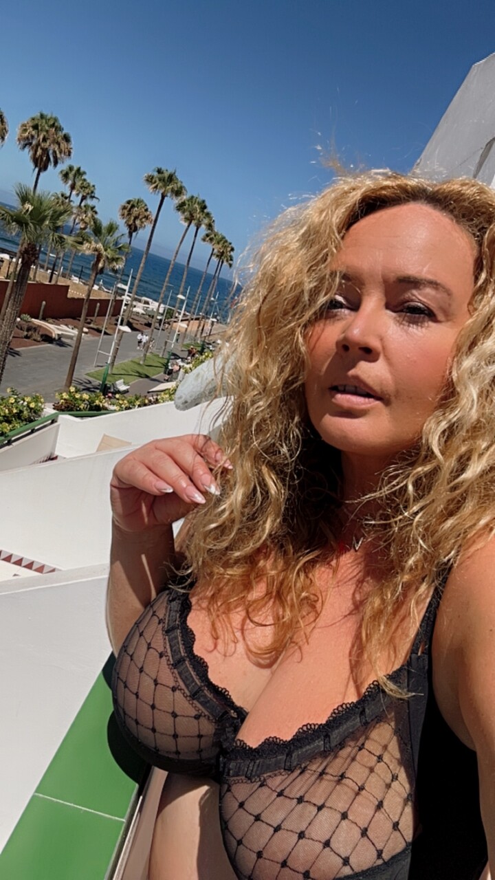 OnlyFans Dutch Curves In Heels Hot Porn Pics
