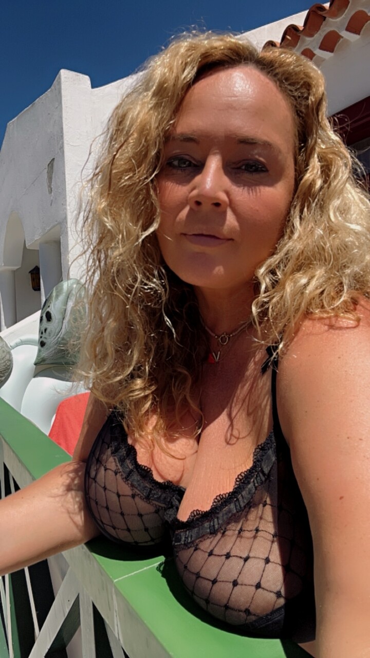 OnlyFans Dutch Curves In Heels Hot Porn Pics
