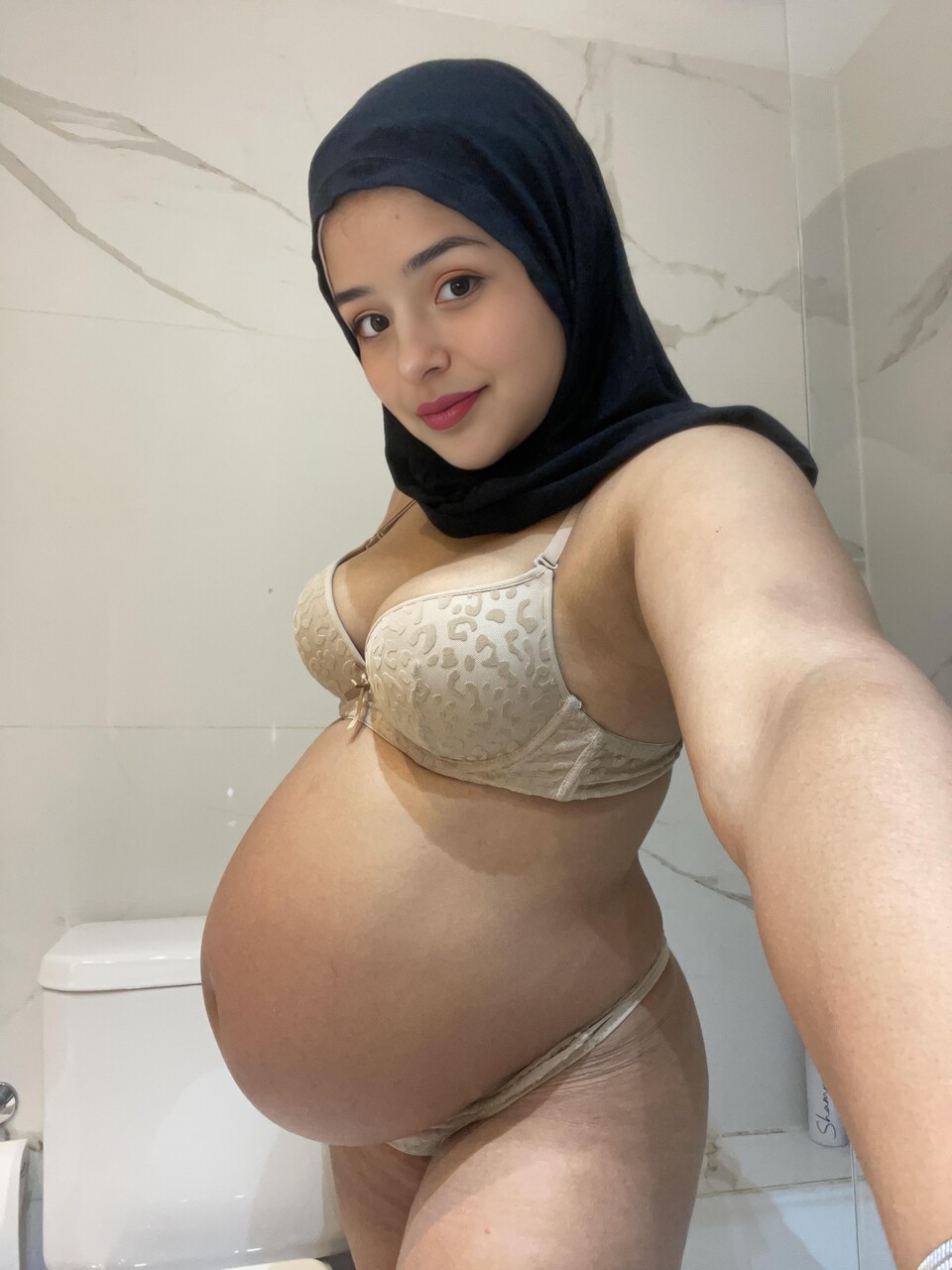 OnlyFans Pregnant Pari Nude Images