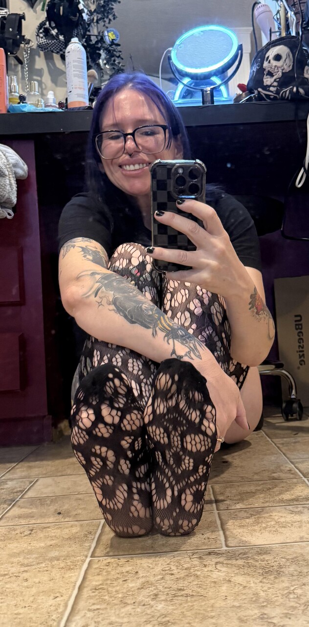 Tattooed amateur shows her horny pussy in sexy hosiery and glasses