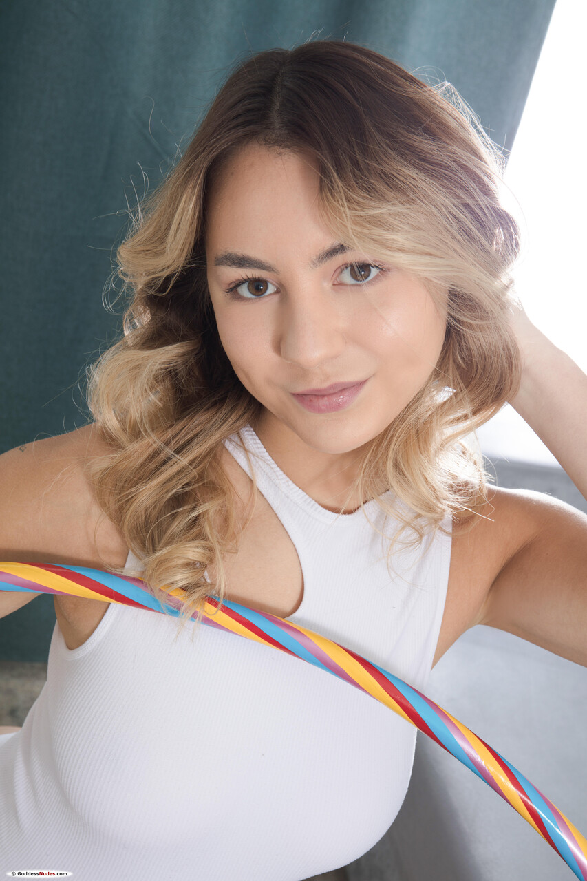 Beautiful blonde Ariana Regent showcases her great body in the nude