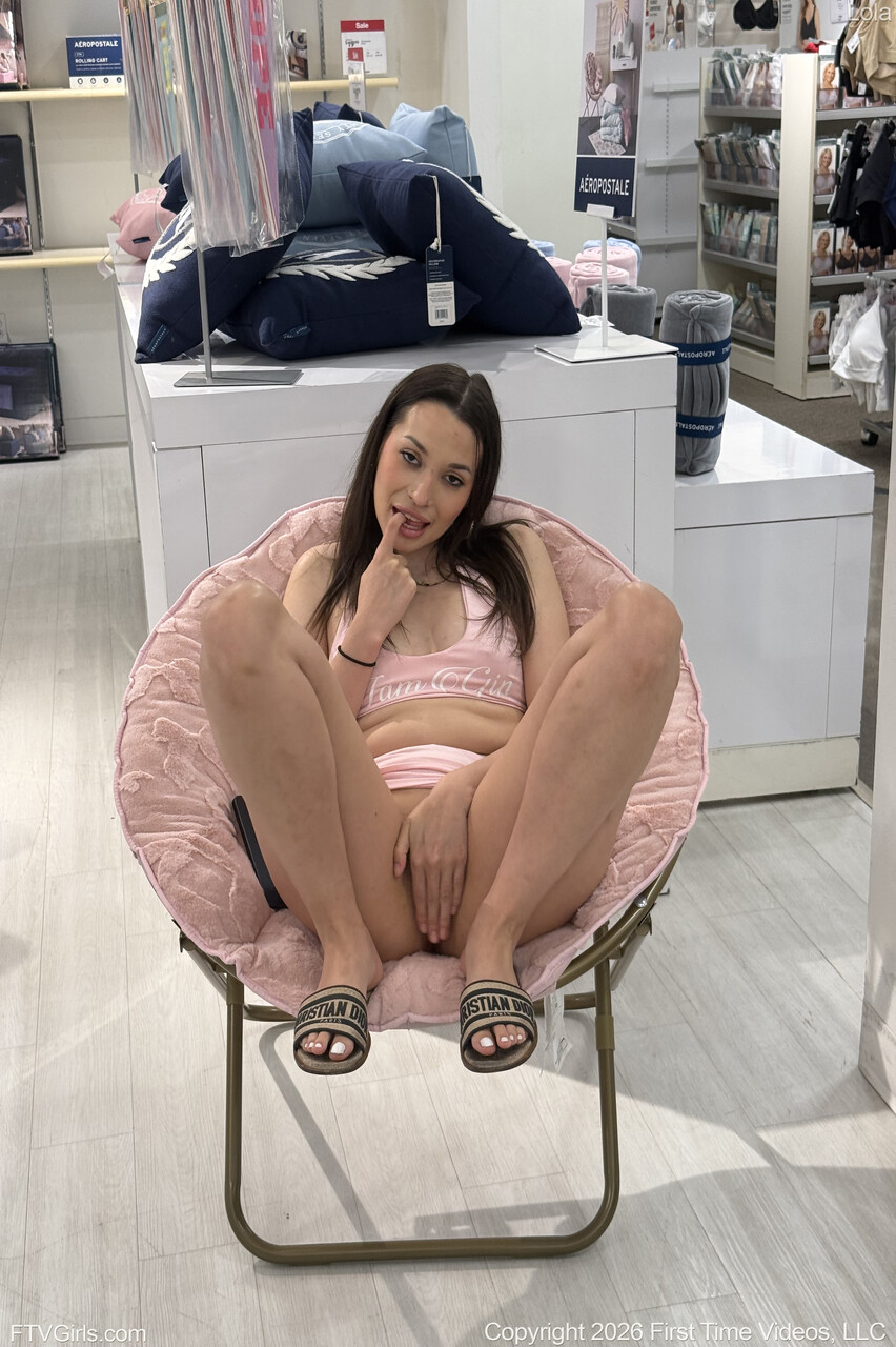 Amateur chick exposes herself while shopping and inside of a car too