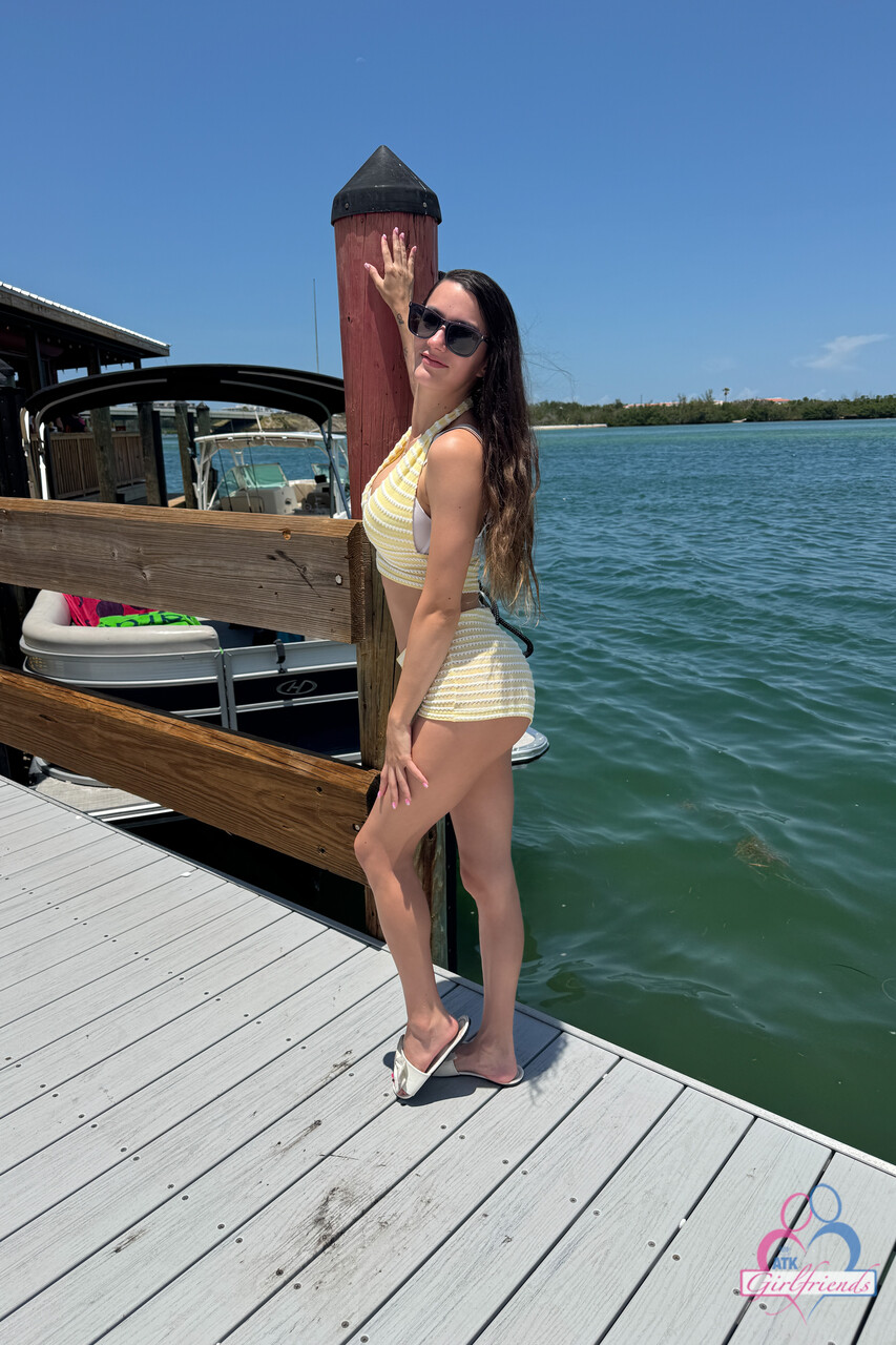 Amateur girl Summer Renee stretches her toes before showing her vagina