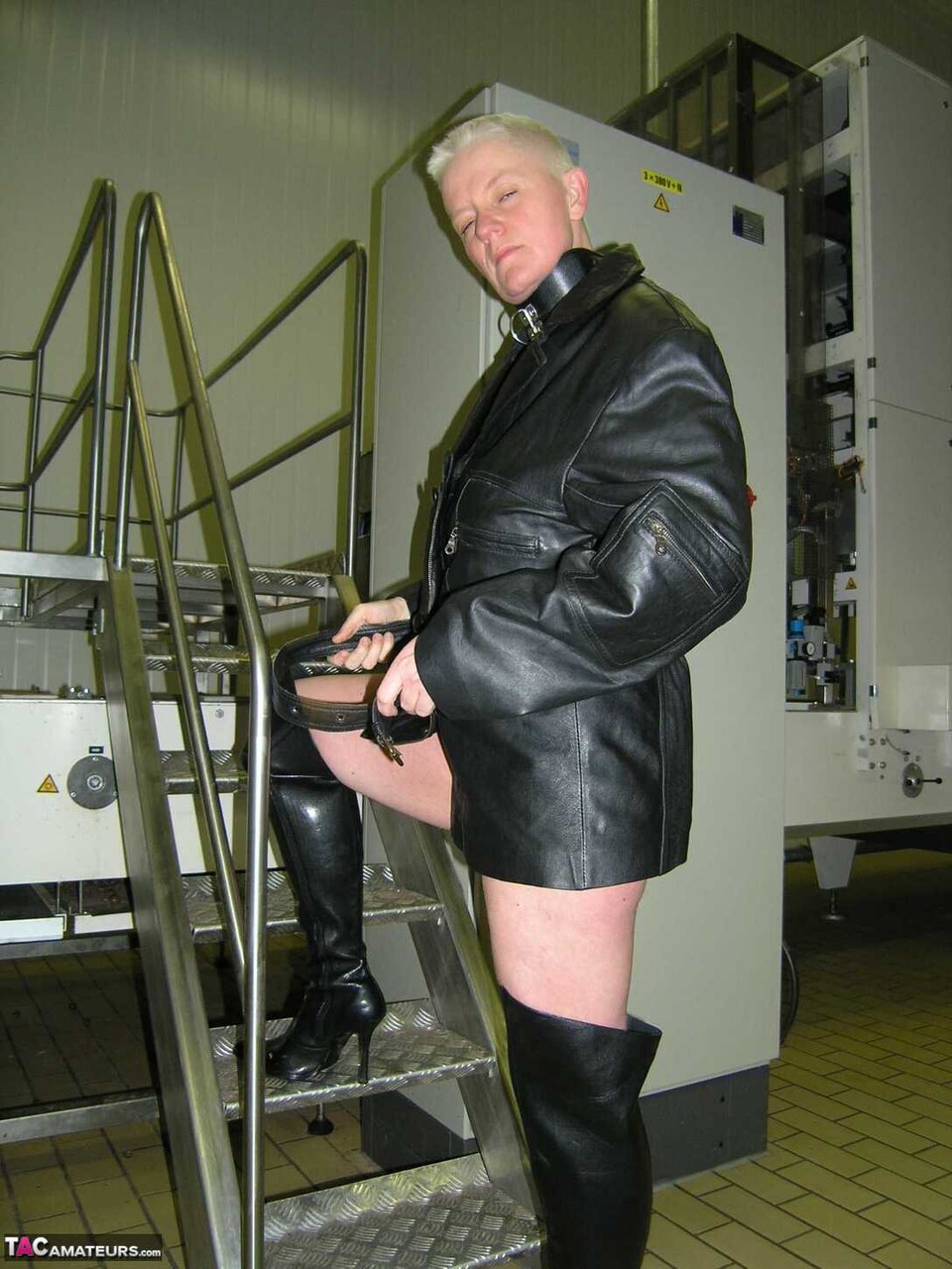 Blonde amateur Tiffany Pearl takes off her leather raincoat in a kitchen