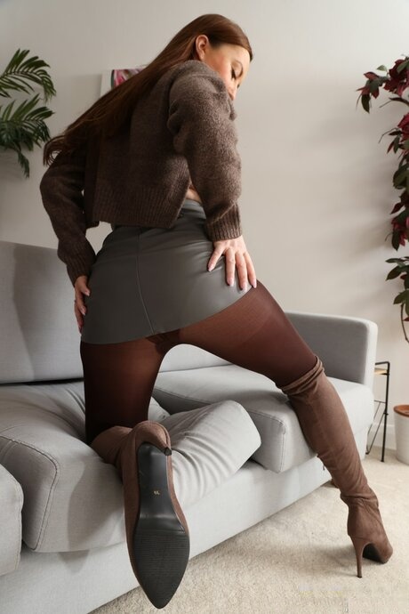 Sexy MILF looses her natural tits while wearing pantyhose and long boots