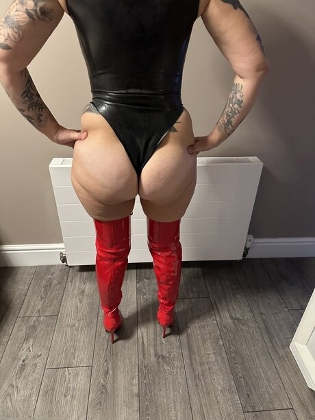 Older amateur with big tits Inked MILF unveils her tattooed body