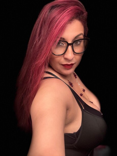Gorgeous housewife wears red lipstick while posing for a solo shoot