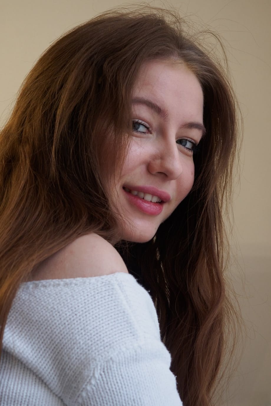 Amateur girl with long hair exposes her firm tits and pussy in white clothing